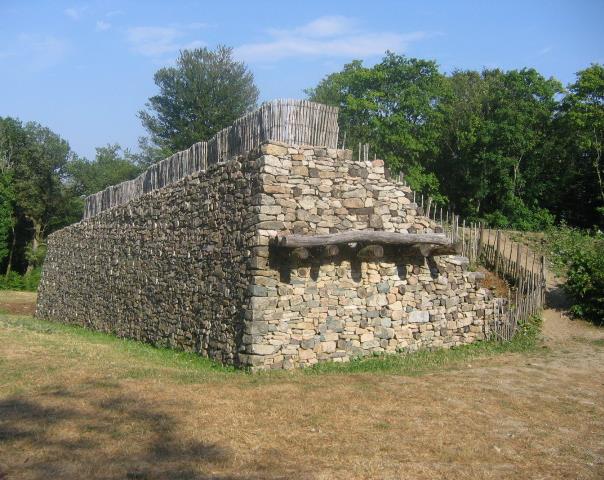 Oppidum / Bibracte / Beuvray-hegy / Autun közelében / Burgundia / Franciaország / az aeduus (haeduus, aedui) törzs központja / La Tène III. (Kr.e. 100-0) / 135 Ha / 5 km hosszú fal (murus gallicus) / téglalap alaprajzú faházak kő alapozással / egymástól elkülönült városrészek: villák, zsúpfedeles viskók, kovács-, ill.