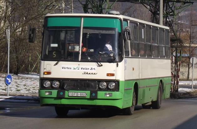 8 Az autóbuszok megoszlása átlagéletkor szerint. A legfiatalabb autóbusz is 16 éves. Átlagosan a magyar volánok az autóbuszokat a 30-35. évükben vonják ki a forgalomból.