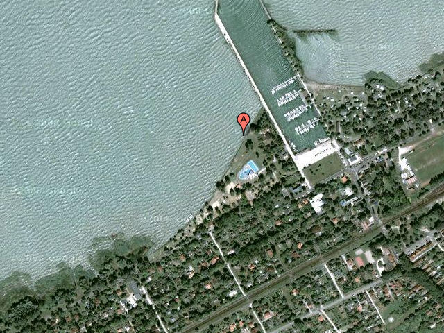 Balatonszárszó között, egy enyhe lejtıs dombháton fekszik.