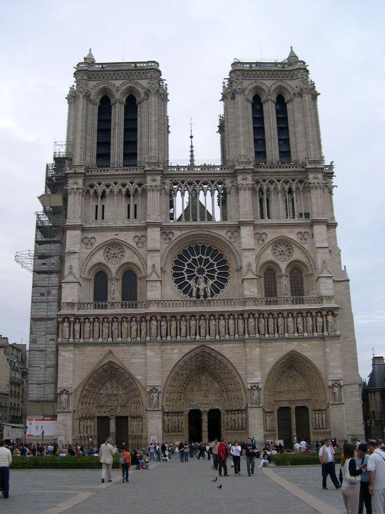 Notre Dame, Párizs A Notre-Dame székesegyház kiforrott szerkezeti rendszerével, jól áttekinthető, világos belső