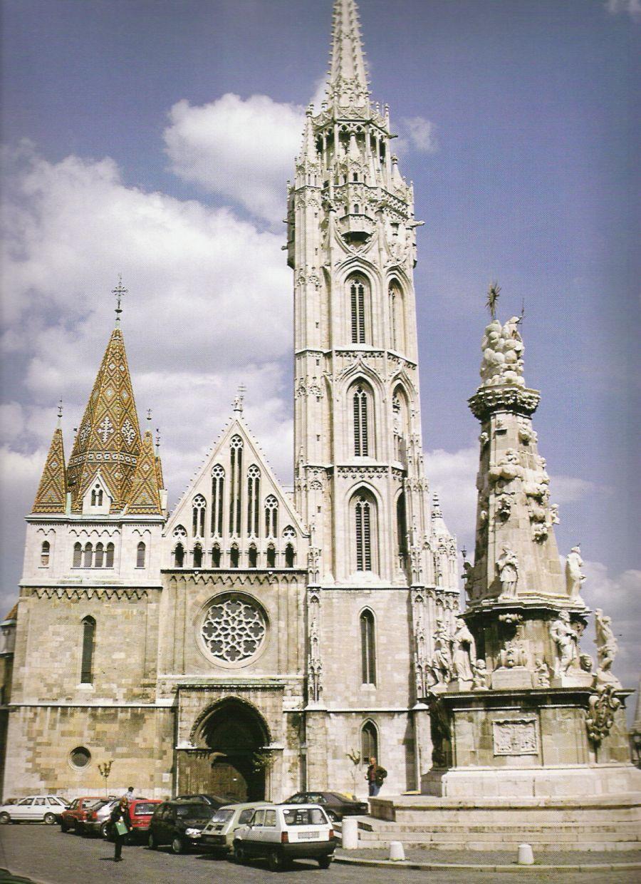 Magyarország gótikus építészete A legrégibb maradványok zöme a XIII. század második felébõl származik.