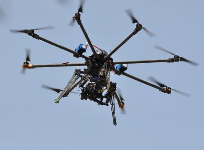 Térképezés az égből: UAV technológia A távérzékelésről: Kamera: 21,1 Mpx Canon 5DII Felbontás (100 m magasságból): 10-15 mm Maximális