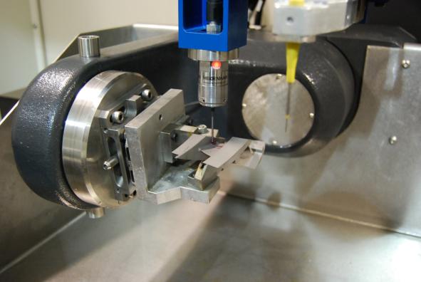 4g FHD EDM -6 tengelyes FHD EDM gépek Főbb tulajdonságok Haas CNC Forgó asztal Macro menü
