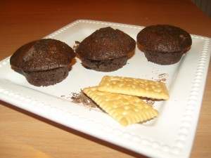 Csokis kekszes muffin 12,5 dkg liszt 12,5 dkg rétesliszt 3 ek kakaópor 5 dkg margarin 3 tojás 4 ek étolaj 2 tk.