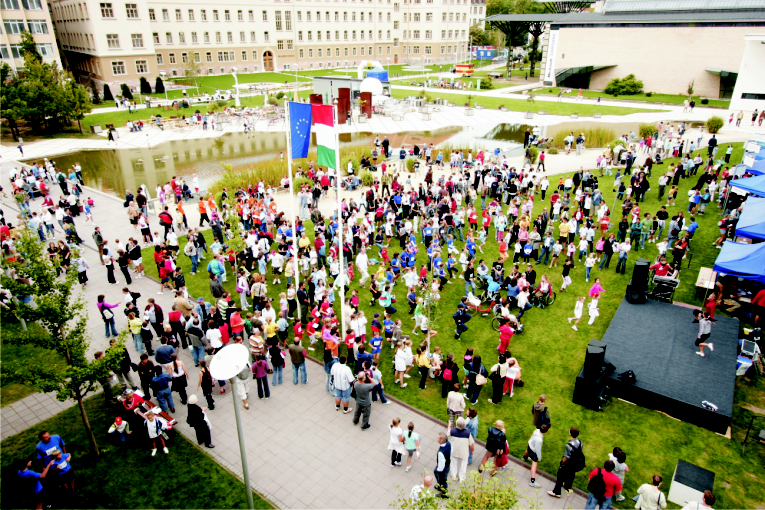 2006 OKTÓBER 2008 OKTÓBER A II kerületi lakosok számára Kerületi kártyát bocsátunk ki, mely kényelmesebbé és gyorsabbá teszi az okmányirodai és az ügyfélszolgálati ügyintézést A kártya tervezése