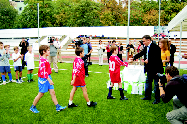 2006 OKTÓBER 2008 OKTÓBER Az uniós pénzekkel azonban sajnos az a tapasztalatunk, hogy ígéretből sok van, pályázatból kevés Igyekszünk kihasználni minden lehetőséget, de be kellett látnunk: ha valamit