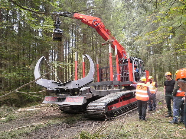 Az EMB Baumaschinen Handelsgesellschaft GmbH terepi körülmények között is bemutatta legújabb fejlesztésű gépüket, az Elliatort (6. kép).