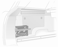 84 Tárolás Elsősegélykészlet 3 ajtós / 5 ajtós ferdehátú Insignia 4 ajtós Sports Tourer Rögzítse az elsősegélydobozt a csomagtér jobb oldalán a rögzítőhevederrel.