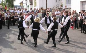 2 0 0 9. O K T Ó B E R Á G F A L V I K R Ó N I K A 9 ÁGFALVI BÚCSÚ - 2009 KÉPEINK Fotó: Ferstl Róbert EBOLTÁS A még oltatlan ebek nagy száma miatt ismételt veszettség elleni oltást tartunk 2009.
