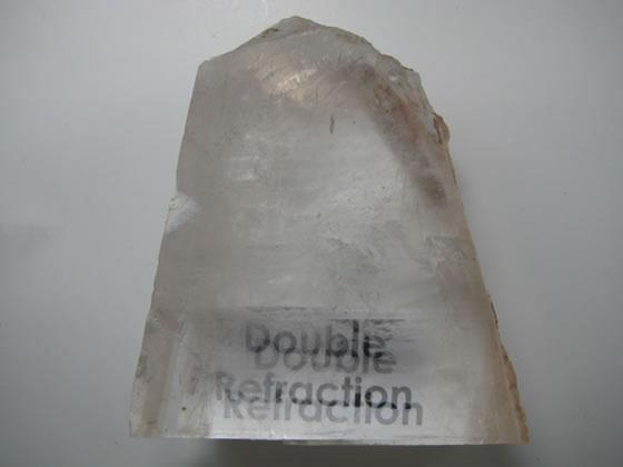 Gyémánt: n=2,42 A fény belehatol, és megfelelő csiszolás esetén a táblán és a felső fazettákon távozik ettől ragyog a gyémánt Kettőstörés: Izlandi pát Az amorf és szabályos rendszerű kristályokat