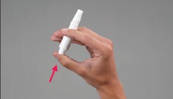 2. Csavarja le a szájfeltétet. 3. A fólia lehúzásával vegye ki a Colobreathe kapszulát a védőcsomagolásból.