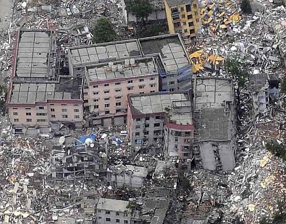 - 8 - tízezer kilométerre Gakonától, a kínai Szecsuán tartományban megmozdult a föld, majd a 7,8-as erısségő katasztrófa nyomán mintegy hetvenezer ember hal meg, tovább 400 ezer hajléktalanná válik,