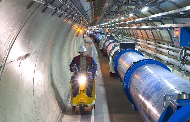 LHC gyorsító elkészült: 2008 nyara A CERN LHC komplexum, 2008 nyarán Nyalábcső: 2 db, 10-13 atm, 9000 m 3 térfogat (+ 120 t szuperfolyékony He) Dipól mágnesek (pályán tartás): 1242 db (NbTi, 1.
