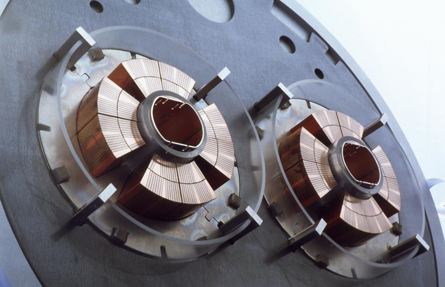 LHC gyorsító elkészült: 2008 nyara Dipól mágnes röntgen rajza Quadrupól mágnes keresztmetszete A CERN LHC által megcélzott luminozitás: Proton + proton ütközések: 2808 csomag (bunch), amelyek 7 m (25