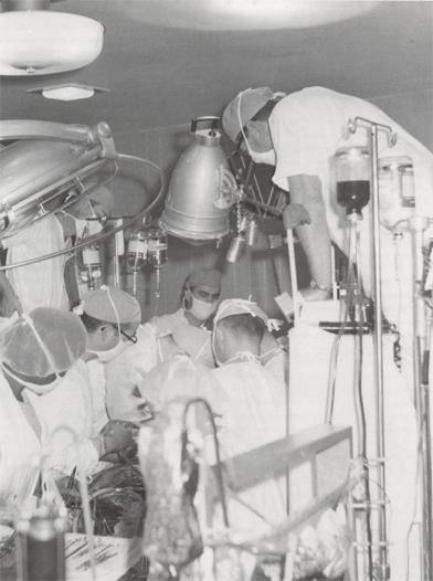 James D. Hardy 1963. június 11. 1. emberi tüdőfél átültetés Recipiens: 50 éves ffi, COPD+tumor A tüdő működött, de a 18.