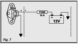 AZ ÁRAMFORRÁS CSATLAKOZTATÁSA A számítógéphez tartozik egy áramforrás csatlakozó is, amellyel összekötheti a gép akkumulátorával a készüléket.