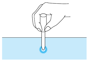 4. Használja a fűzőlyuk pontozót, hogy lyukat fúrjon az öltés közepébe. 3. Nyomja meg a és csatolja fel az N nyomótalpat.