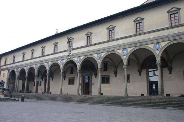 Árvaház Megépítését a firenzei selyemszövők céhe és az aranyművesek céhe finanszírzta. 1419 és 1451 között épült fel a teljes épület.