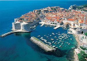 Kristálytiszta tengerpartjával, eldugott kis kanyargós sikátoraival, gyönyörű mediterrán házaival, kihagyhatatlan látnivalóival, Dubrovnik egy valóra vált mesevilág.