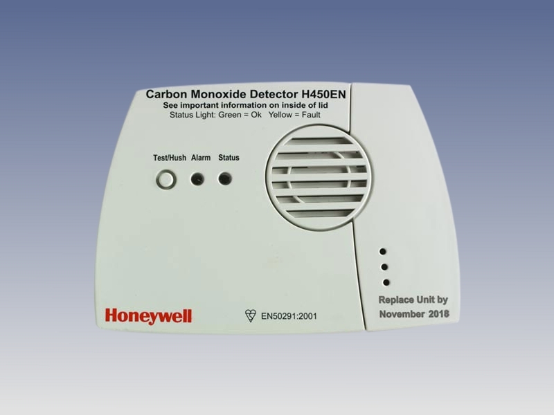 Használati utasítás H450EN Szén-monoxid érzékelő családi házakba Elektrokémiai cellás érzékelő elem Folyamatos önellenőrzés és kalibrálás Vészjelzéskor fény- és hangjelzés Karbantartásmentes üzem 7