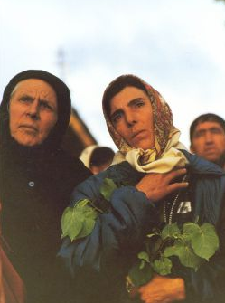 zsinóros, kis karimájú, fekete kalap, télen kucsma és díszes bunda, mellény.