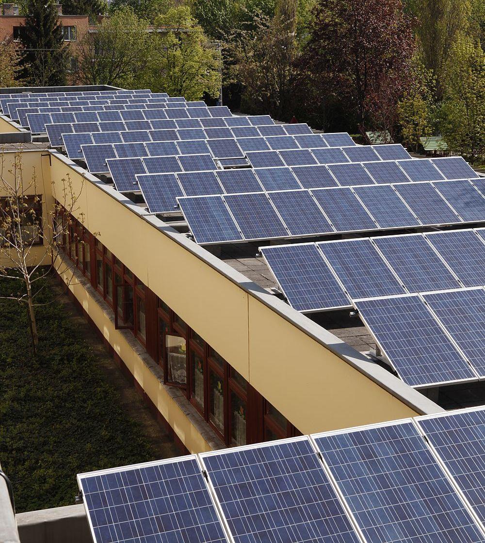 Energetikai fejlesztések A Zugligeti Óvoda területén működő fotovoltaikus rendszer Az óvoda és bölcsőde épületének villamosenergia-igényét látja el, költségek mintegy 2/3-a pályázaton elnyert