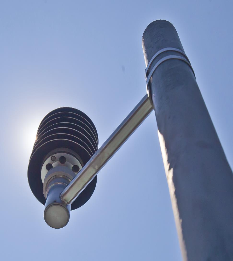 UV-sugárzásmérés a nyári időszakban Öt éve működő jelzőrendszer, mérőegység, bejövő adatokat feldolgozó számítógép a Polgármesteri Hivatal tetején, ha UV-B index meghaladja a 6-os erős