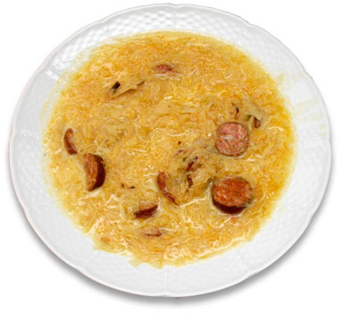 Postup prípravy Do hrnca dáme kyslú kapustu aj s nálevom a do 3/4 hrnca dolejeme vodou. Pridáme celú cibuľu, huby, paradajkový pretlak, údenú aj čerstvú krkovičku, údenú aj čerstvú klobásu.