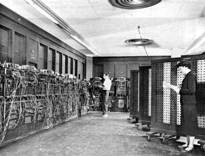 Az elektronikus számítógépek ENIAC 1943-1946 órajel - 100kHz 18000 elektroncső 1500 jelfogó 70000 ellenállás 10000 kondenzátor 6000 kapcsoló 200 mikrosec.