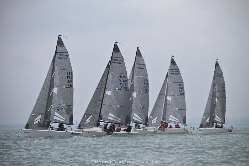 Tizenkét hajó, ezen belül három külföldi egység részvételével vette kezdetét az MVM Melges24 Tavaszi Regatta, az idei Melges 24 Európa Bajnokság előversenye Balatonfüreden.