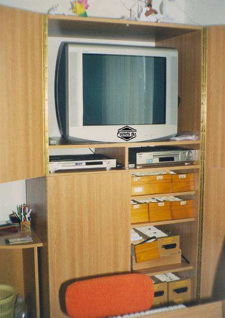 Audiovizuális tároló szekrény TV, DVD-lejátszó, video, könyvtári nyilvántartó kartonok és egyéb