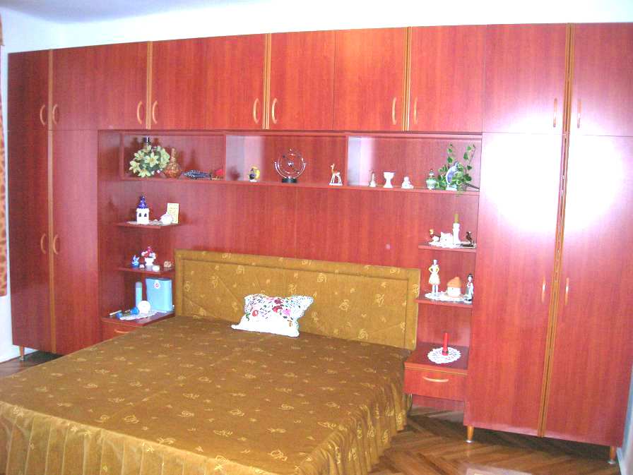 Hálószobai szerénysor, vörös bükk laminált bútorlapból, ajtólapok nyíló élén P-profilú MDF