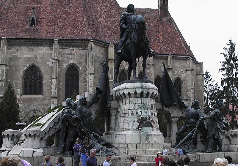 vezette parasztsereg itt szenvedett vereséget a nemesi hadaktól, Lőrinc papot Fadrusz János szobra Kolozsvár főterén pedig a főtéren égették meg.