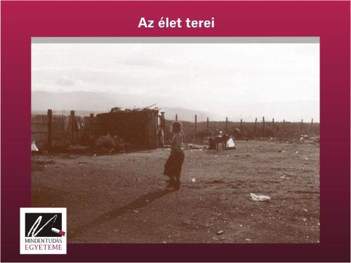 alatti jövedelemből él a család, és a szülők egyikének