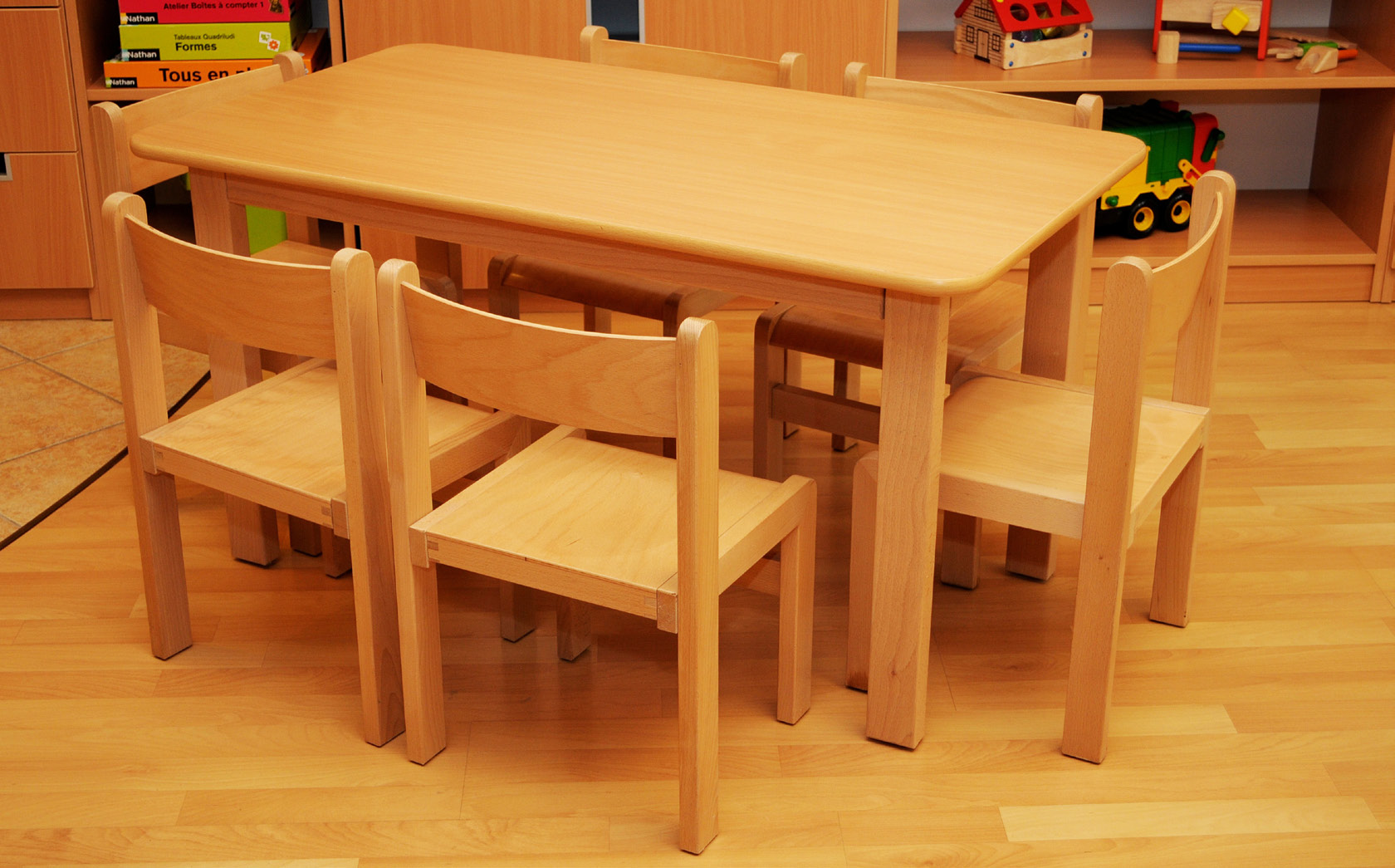 Fair Play asztalok Fair Play asztalok elônyei: - az asztallap vastagsága 8 mm, a szélein minôségi mûanyag élekkel - az asztallap könnyen lemosható és ellenálló a karcolásokkal szemben - az élek és