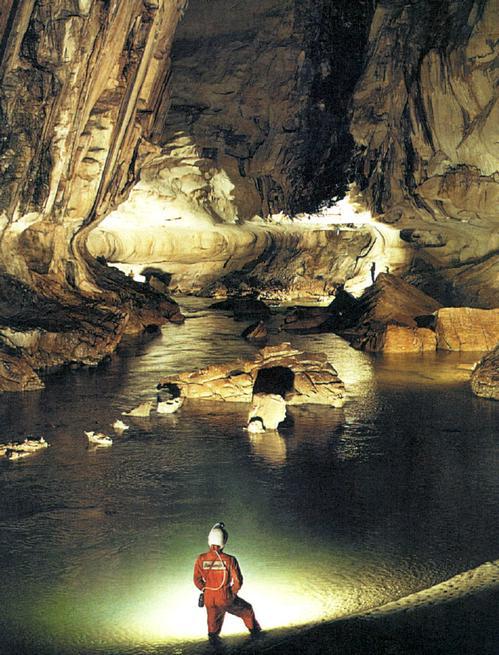 Gunung Mulu Nemzeti Park, Malajzia, 2000 A barlangi formák és képződmények, valamint szerkezeti tulajdonságok a Föld történetének megértését segíti.