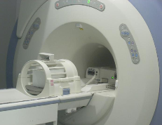 nagymértékben befolyásolja a feloldóképességet (általában a legkisebb vizsgálható térfogat 1 cm 3 szokott lenni.) [Martos & Zaránd, 2000]. 2.2.1.1. ábra MRI készülék (1,5 T), Euromedic Diagnostics Szeged KFT.