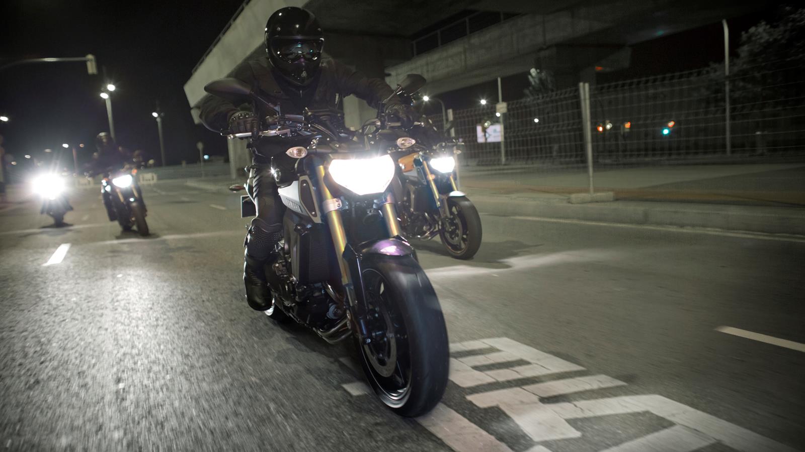 Fedezd fel éned sötét oldalát A Yamaha MT-09 teljesen új értelmezést ad a sportmotor fogalmának.