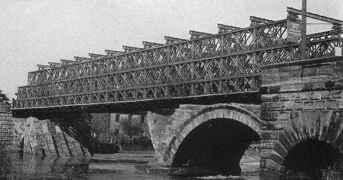 5. sz. kép Háromsoros rácsos tartós Háromszintes híd 19 A híd modulelemei kézi erővel építhetők, egymással csereszabatosak, többször felhasználhatóak.