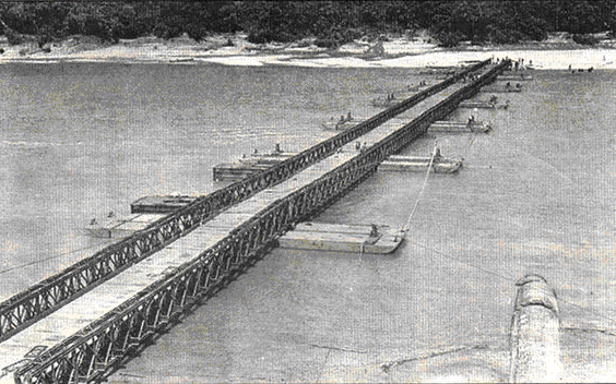 A háromszintes Bailey híd 91,44 m-es fesztávolságon képes az MLC80 lánctalpas és az MLC100 gumikerekes terhelés átbocsátására.