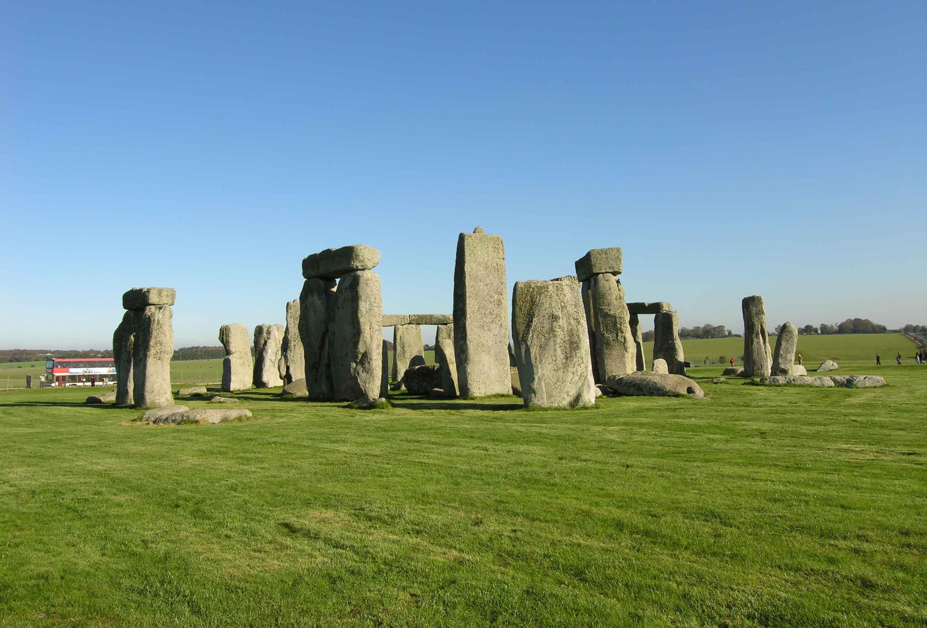 MEGALITIKUS ÉPÍTMÉNYEK / SÁNCGYŰRŰK ÉS KŐKÖRÖK Stonehenge /