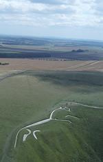 ELŐZMÉNYEK / MEGALITIKUS ÉPÍTMÉNYEK / KULTIKUS OBJEKTUMOK A Fehér Ló / The White Horse / Uffington / Oxfordshire (110 m hosszú, Kr.e. 1400-600) Háttérben: Uffington Castle / bronzkori domberőd (Kr.