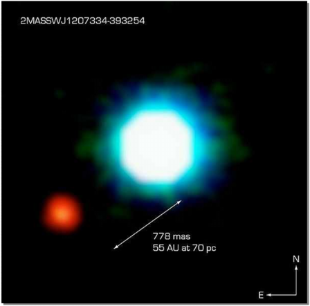 8. ábra: A 2M1207 barna törpe és bolygója infravörös felvétele [Forrás: http://hu.wikipedia.org/wiki/fájl:2m1207b_-_first_image_of_an_exoplanet.