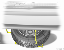 194 Autóápolás A többi keréknél kisebb méretű, vagy téli gumiabroncsok mellé felszerelt pótkerék használata befolyásolhatja a gépkocsi vezethetőségét.