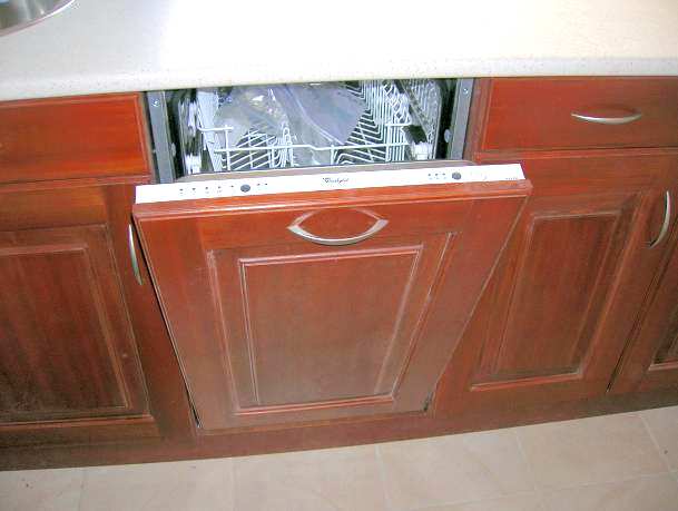 Teljesen integrálható mosogatógép (képen: 45 m szélesség, 8 terítékes kivitel, cseresznye fa