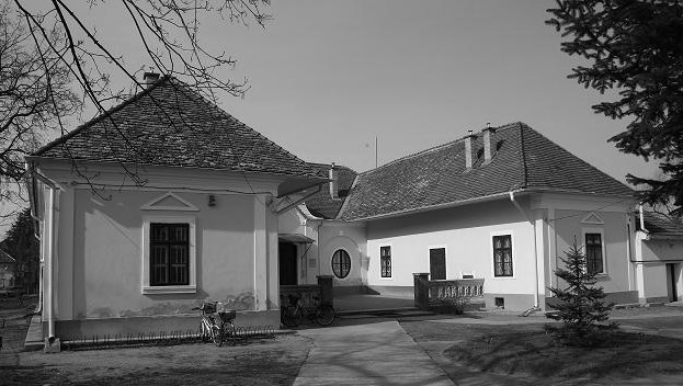 1947-ben Alsó, valamint Felsődabast kormányhatározattal egyesítették, majd 1966-ban hozzácsatolták Sárit és Gyónt is. Így ez az intézkedés 1970-re már egy 13 000 főt számláló települést eredményezett.
