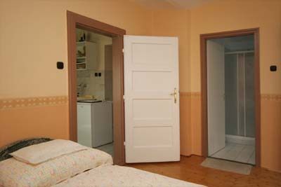 A Márta Vendégszobák Sopron egyik legszebb helyen, a Lővérekben található.