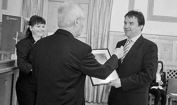 2 2011. április 3. HÉTRŐL HÉTRE Horváth István a PTE társadalmi szenátusában Első idei rendes ülésén a Pécsi Tudományegyetem Társadalmi Szenátusa beválasztotta soraiba Szekszárd város polgármesterét.