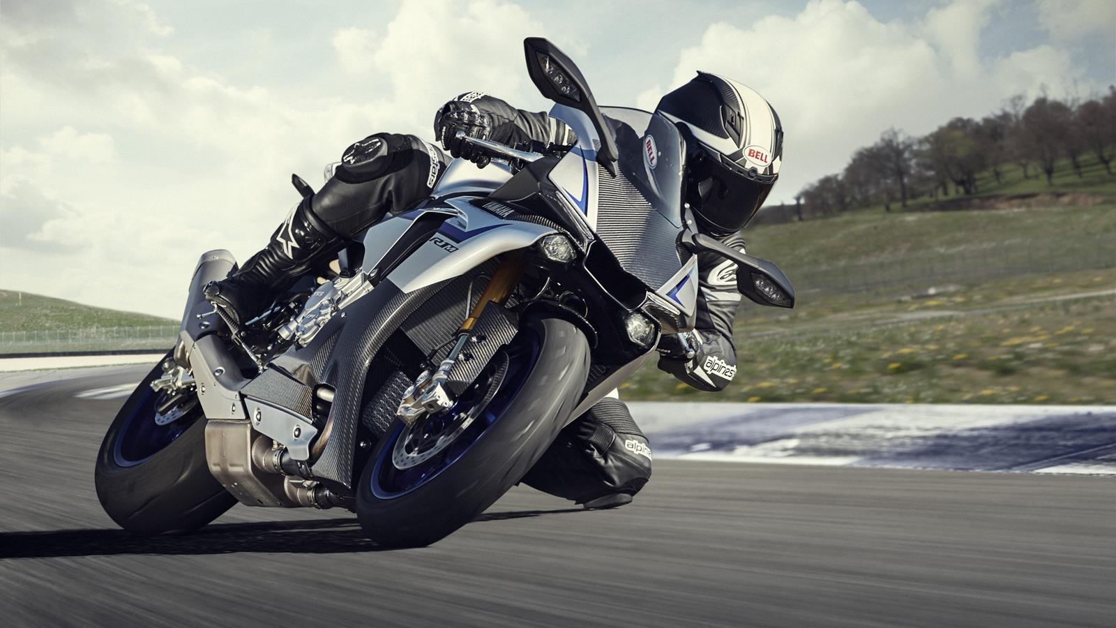 Az új Yamaha YZF-R1M. We R1 Az YZF-R1M versenymotor az új R1 különleges változata, amely gyárilag még ersebb, hogy minden versenyz és pályamotoros a legtöbbet hozhassa ki magából.