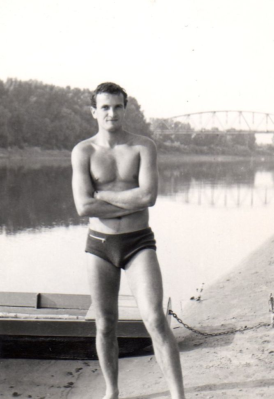 VALLOMÁSOK Dr. Iványosi Szbó András geológus Folyttás z 5. oldlról Később Béke téri iskol biológi-földrjz szkos tnár, Bölcs István volt rám ngy htássl, ő szerettette meg velem természetet.